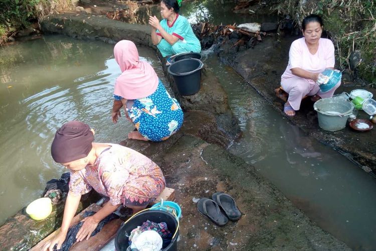 Sejumlah warga Kampung Cisalak, Kecamatan Cibeber, Kabupaten Cianjur, Jawa Barat, sedang beraktivitas mencuci di sebuah kubangan di badan sungai yang mulai mengering. Warga setempat mengalami krisis air bersih sejak dua bulan terakhir