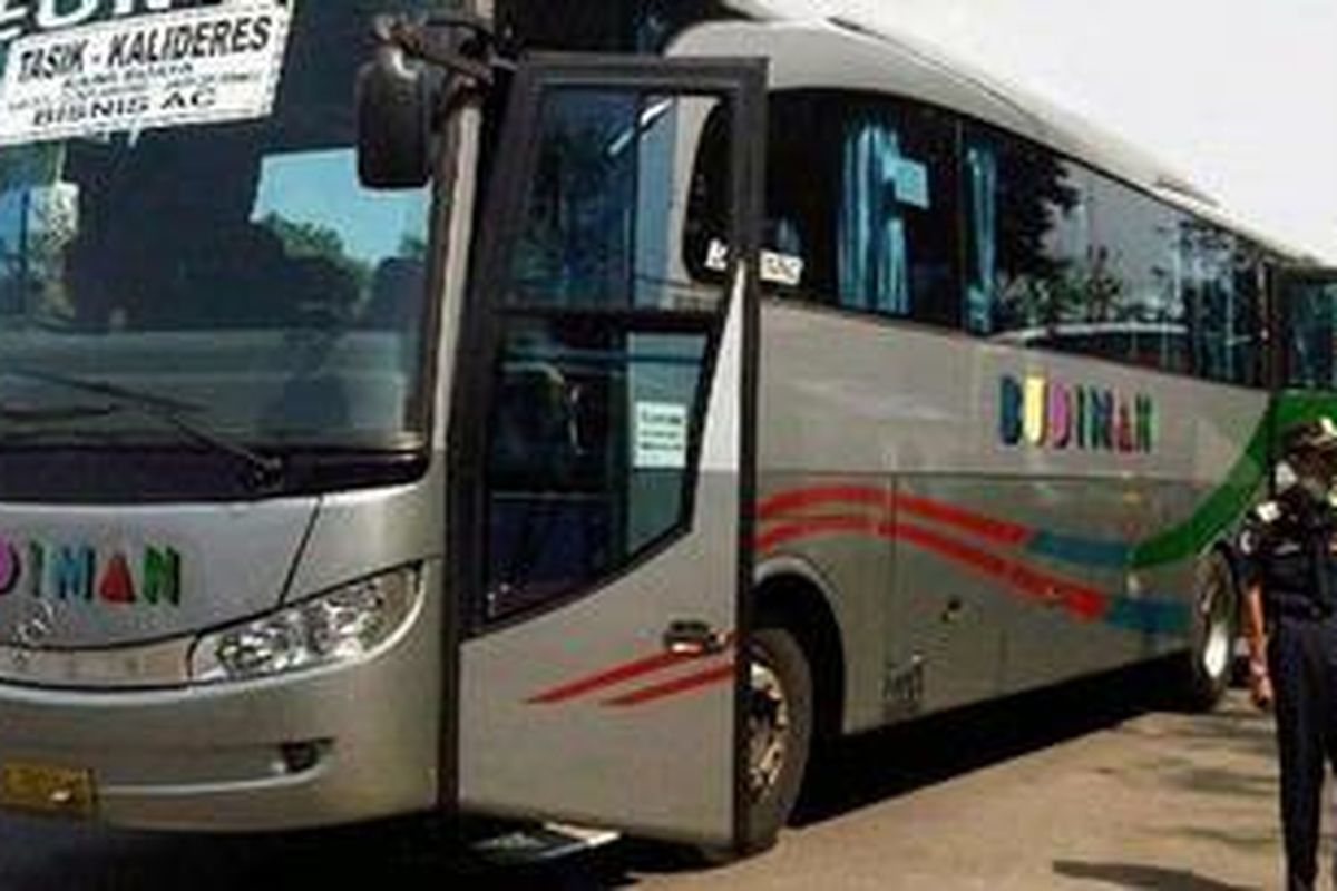 Bus Budiman tujuan Tasikmalaya menjalani uji kelaikan jalan di Terminal Kalideres, Jakarta Barat, Jumat (10/8/2012).