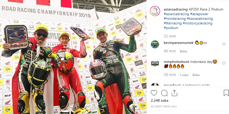 Tiga pebalap Indonesia berhasil menguasai podium race kedua kelas AP250 ARRC seri Malaysia di Sirkuit Sepang, Minggu (22/9/2019). Ketiganya adalah Awhin Sanjaya (tengah, Astra Honda Racing Team), AM Fadly (kiri, Manual Tech KYT Kawasaki Racing Team) dan Rey Ratukore (kanan, Onexox TKKR Racing Team).
