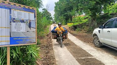 Saat Papan Proyek Diisi Nama Donatur, Kisah Warga Perbatasan Blora Bangun Jalan Sendiri