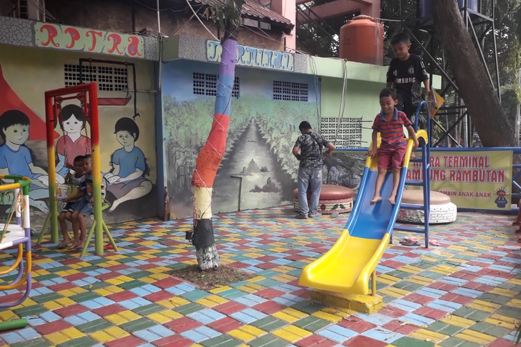 Anak-anak bermain di RPTRA Terminal Kampung Rambutan, Selasa (28/5/2019).