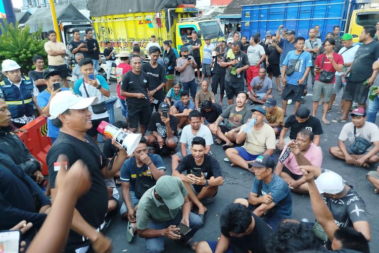 Sopir Truk Demo dan Tutup Akses Pelabuhan Ketapang, ASDP Siapkan Kapal Tambahan
