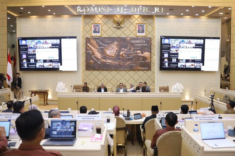 Rapat Kerja dan Rapat Dengar Pendapat dengan Komisi II DPR RI di Jakarta, Senin (30/6/2025). 