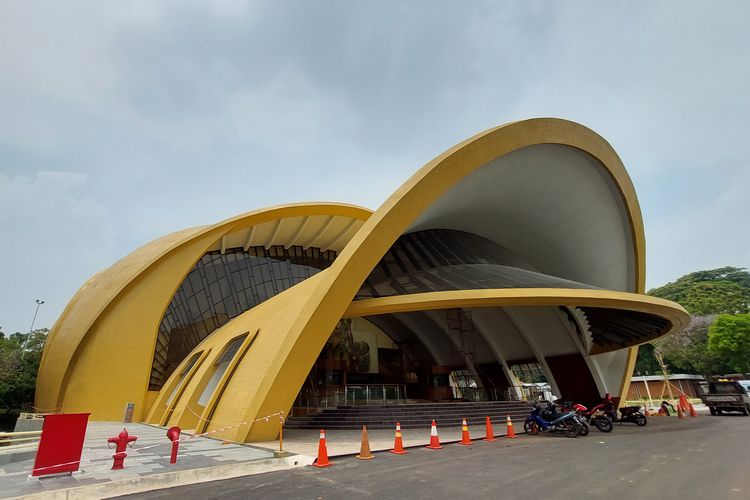 Tampak Luar Gedung Keong Mas di Taman Mini Indonesia Indah