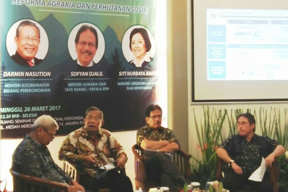 Menteri Koordinator Bidang Perekonomian, Darmin Nasution bersama Menteri Agraria dan Tata Ruang, Sofyan Djalil menghadiri diskusi reforma agraria dan perhutanan sosial di Jakarta, Minggu (26/3/2017).