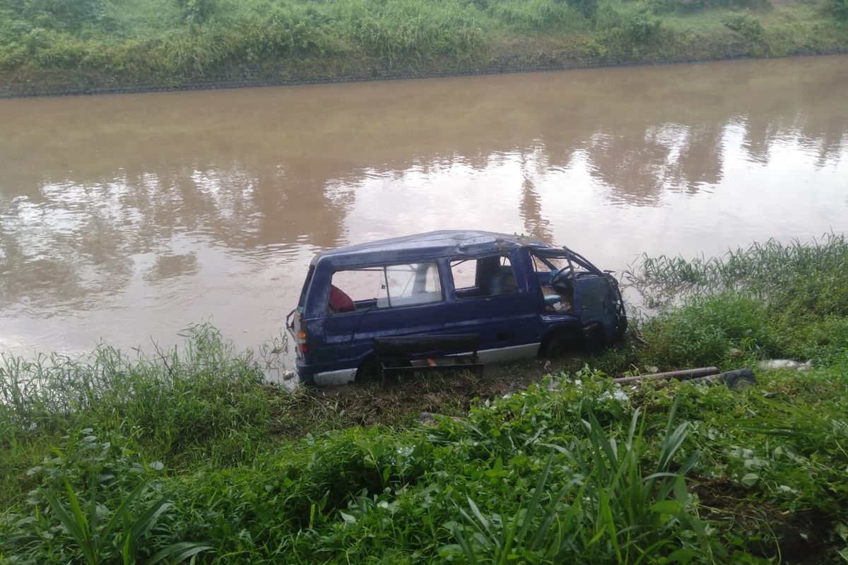 Kondisi minibus usai alami kecelakaan tunggal dan terjun ke Sungai Jatiroto, Senin (17/11/2025)