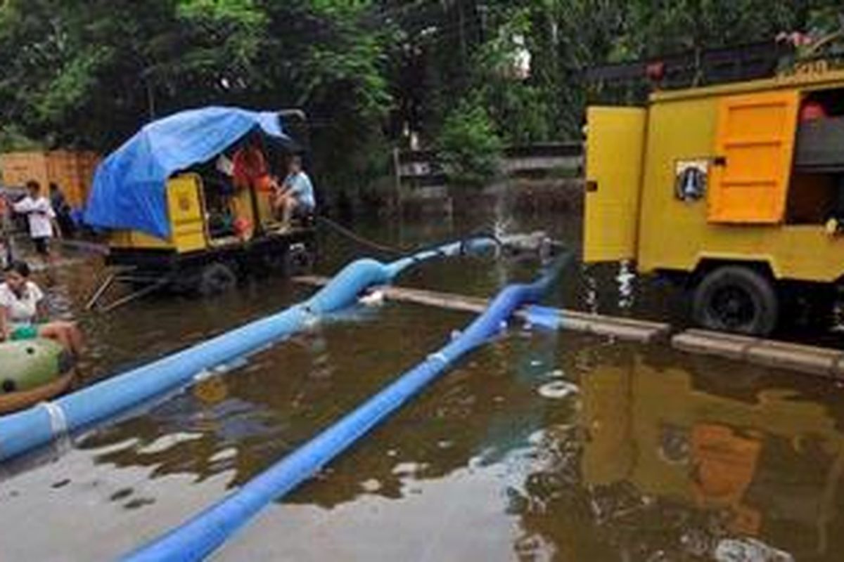 Pompa penyedot banjir dikerahkan untuk menyedot banjir yang masih menggenangi kawasan Jalan Pluit Barat Raya, Jakarta Utara, Kamis (24/1/2013). Banjir masih menggenangi kawasan itu dengan ketinggian sekitar 50-80- sentimeter.