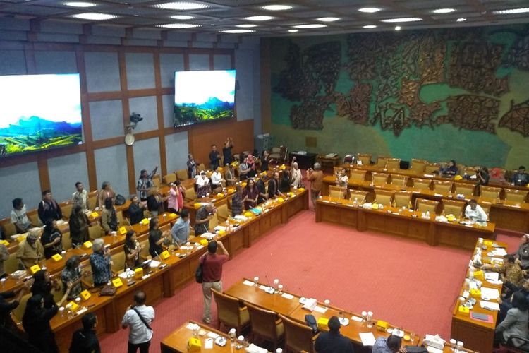 Suasana rapat di Komisi X membahas revitalisasi Taman Ismail Marzuki antara anggota DPR dan Forum Seniman di Gedung DPR, Jakarta, Senin (17/2/2020). 