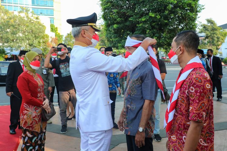 Gubernur Jawa Tengah Ganjar Pranowo saat mengikuti upacara bendera di Lapangan Simpang Lima Semarang, Jawa Tengah. Kamis (17/8/2022)