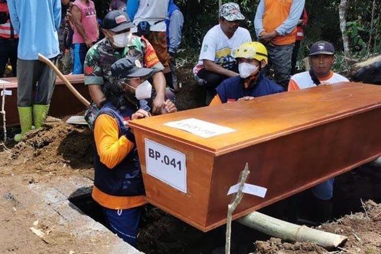 Proses pemakaman potongan tubuh (body part) korban erupsi Gunung Semeru, di Tempat Pemkaman Umum (TPU) Desa Penanggal, Kecamatan Candipuro, Lumajang, Senin (3/1/2022).  (Surya.co.id/Tony Hermawan)