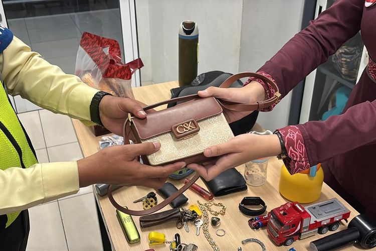 Potret barang yang sering tertinggal di dalam Kereta Cepat Whoosh. 