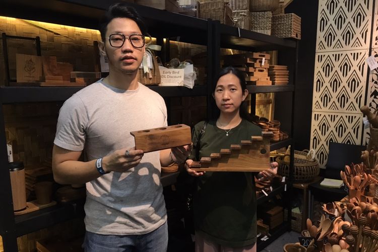 Pemilik usaha kerajinan kayu dan home decor, Paragon International, Esther Cecilia (31) memamerkan produknya di Inacraft 2023 Jakarta pada Jumat (3/3/2023).