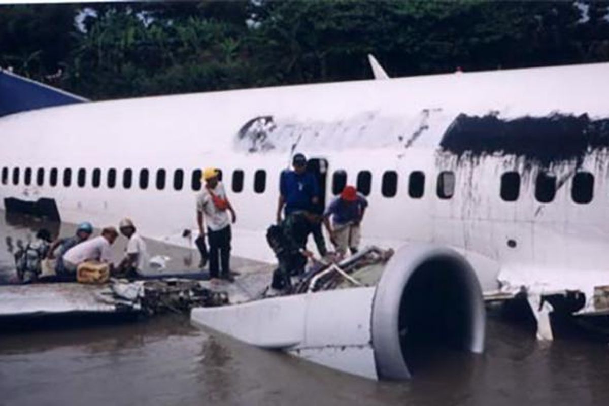 Mesin pesawat B737-300 Garuda Indonesia yang terendam di anak sungai Bengawan Solo dalam insiden GA421 pada 2002 lalu.