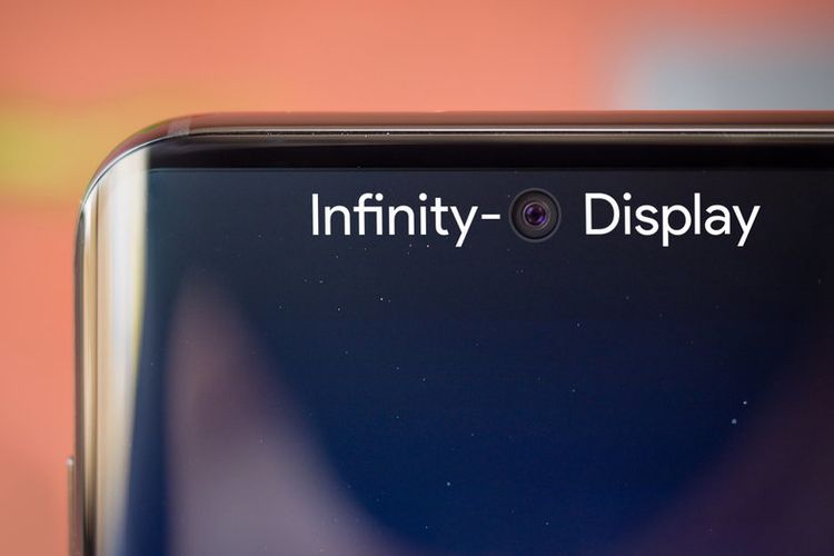 ilustrasi Infinity-O Display layar berlubang