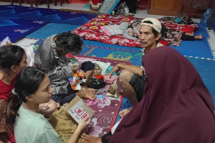 AIMI Sumbar tidak hanya menyiapkan MPASI tetapi juga melakukan pendampingan untuk Ibu. Foto di lokasi pengungsian Konselor Menyusui AIMI memberikan edukasi pola makan anak di situasi bencana, sekaligus dukungan agar ibu terus mempertahankan menyusui sebagai pilihan terbaik di masa bencana. Karena ASI selalu aman, bersih, dan menjaga ketahanan tubuh bayi.