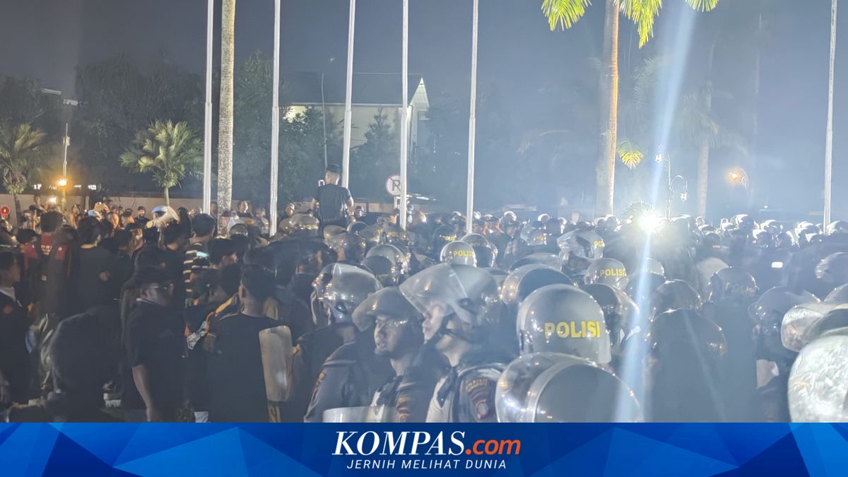 Kawal Rapat Hingga Malam, Ribuan Pengunjuk Rasa Desak DPRD Kaltim Gulirkan Hak Angket ~WR 

Klik untuk baca:
