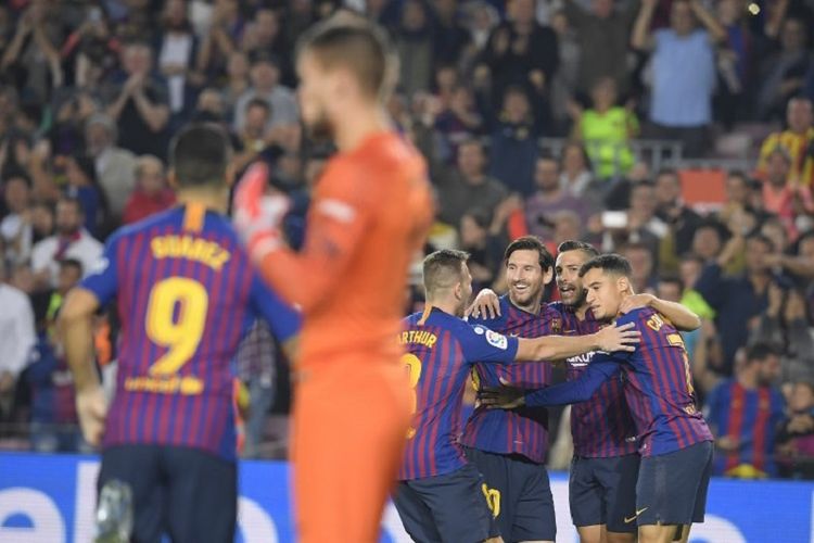 Para pemain Barcelona merayakan gol Philippe Coutinho ke gawang Sevilla pada pertandingan La Liga Spanyol di Stadion Camp Nou, 20 Oktober 2018. 