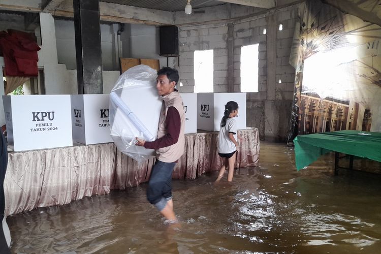 Banjir, Penghitungan Suara di TPS 12 Karang Timur Tangerang Dipindah ke Rumah Warga