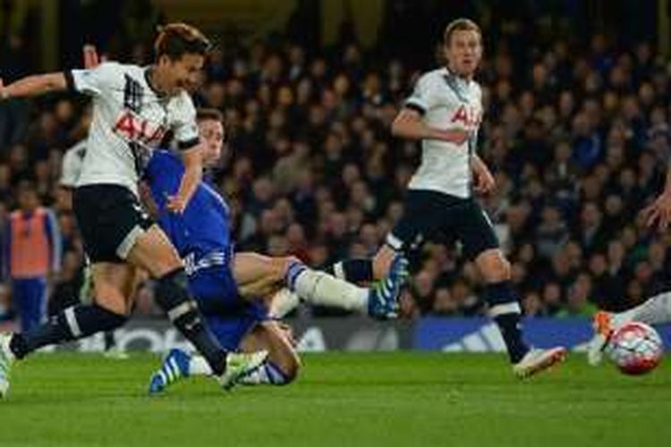 Gary Cahill gagal mengantisipasi tendangan Son Heung-min yang mencetak gol kedua Tottenham pada laga versus Chelsea di Stamford Bridge, Senin (8/5/2016).