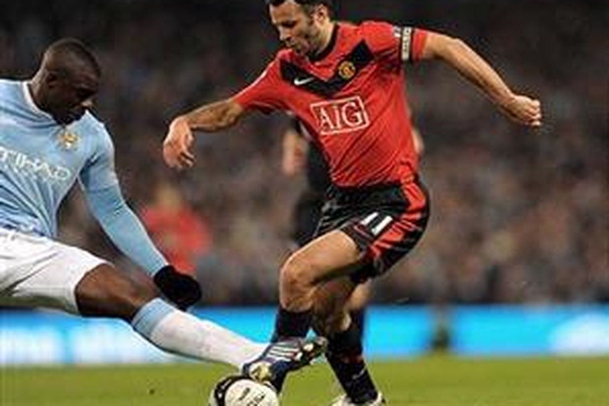 Gelandang Manchester United Ryan Giggs kanan, harus absen sebulan karena cedera lengan kanan.