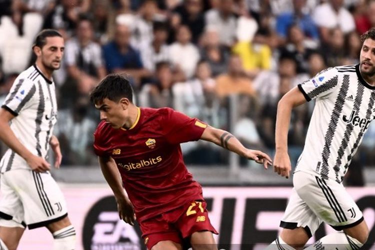 Aksi Paulo Dybala (tengah) dalam laga pekan ketiga Liga Italia 2022-2023 Juventus vs AS Roma di Stadion Allianz, Sabtu (27/8/2022) malam WIB. Artikel ini memuat link live streaming Roma vs Juventus.