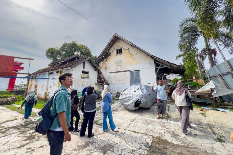 Peserta Wonogiri Walking Tour saat menyambangi bekas rumah dinas kepala Stasiun Wonogiri pada masa lalu (25/1/2026).