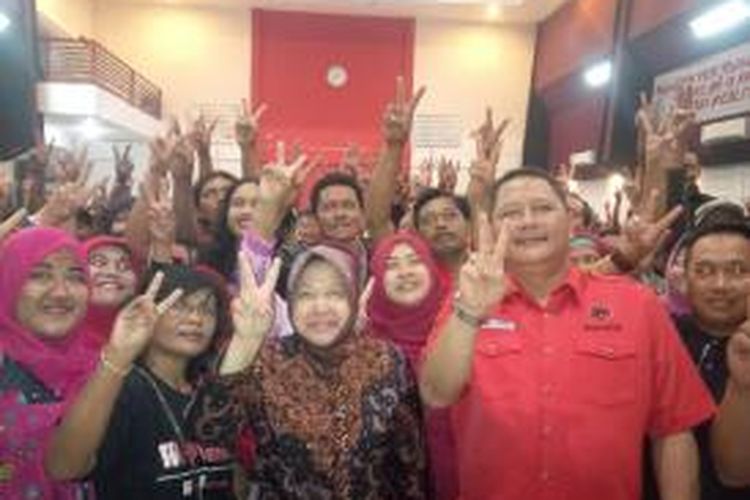 Risma bersama tim pemenangan dan saksi PDI-P di pilwali Surabaya.