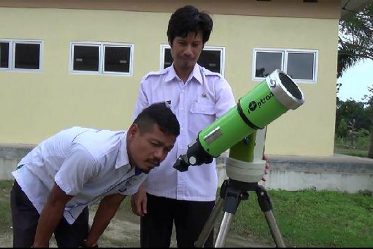 Petugas Dinas Pariwisata Bangka Tengah mengujicoba teleskop yang bisa digunakan untuk mengamati bulan.