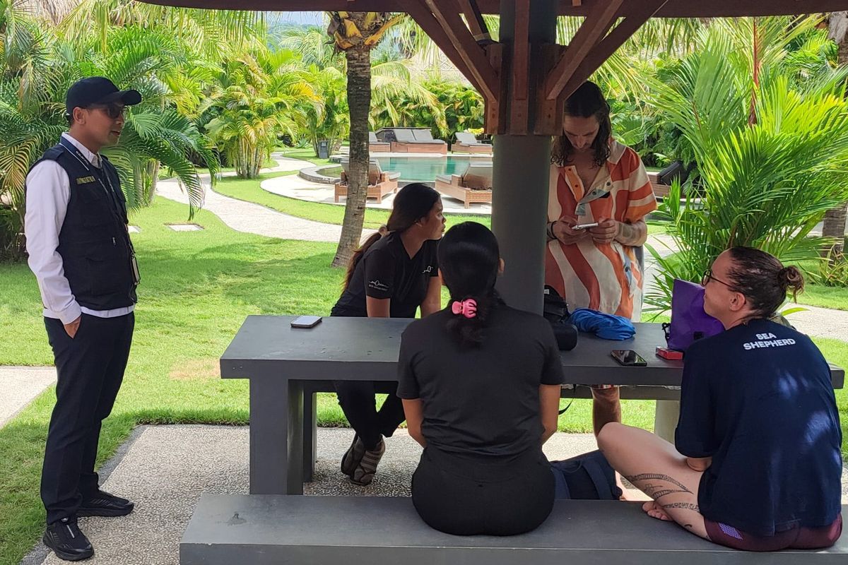 Petugas Kantor Imigrasi Kelas II TPI Singaraja dalam operasi keimigrasian di Kabupaten Karangasem, Provinsi Bali.