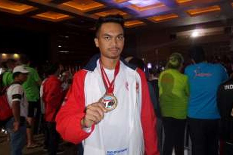 Muhammad Fahmi Sanusi berhasil meraih medali emas pada ajang SKIF XII 2016 nomor kumite perorangan putra. SKIF XII digelar di JIExpo Kemayoran, Jakarta sejak 26-28 Agustus 2016.