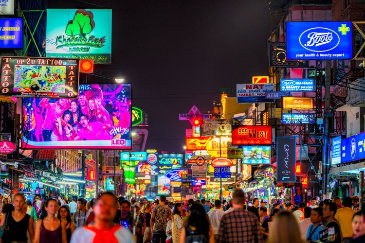 Khao San Road, salah satu tempat beli oleh-oleh murah di Bangkok, Thailand.