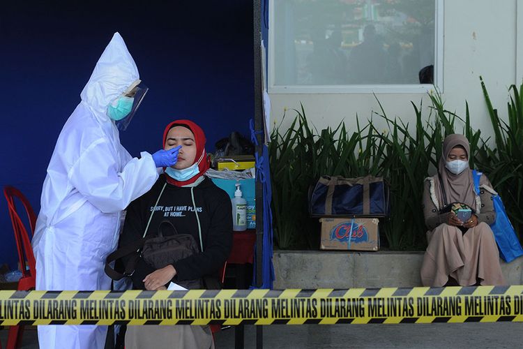 Seorang warga melakukan tes cepat atau rapid test antigen di Bandara Adi Soemarmo, Boyolali, Jawa Tengah, Selasa (22/12/2020). PT Angkasa Pura I Bandara Adi Soemarmo membuka layanan tes cepat atau rapid test antigen bagi calon penumpang jasa penerbangan serta masyarakat umum sebagai upaya antisipasi dan menekan transmisi virus COVID-19 saat liburan Natal 2020 dan Tahun Baru 2021.