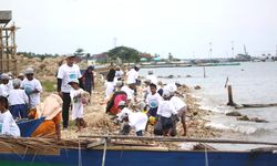 Suzuki Bersih-bersih Wilayah Konservasi Mangrove di Morotai