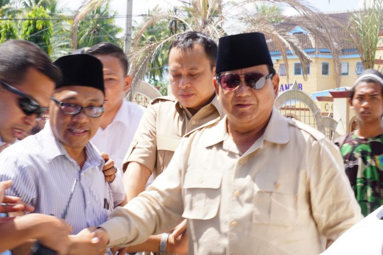 Prabowo saat tiba di Pondok Pesantren Salafiyah Syafi?iyah Sukorejo, Banyuputih Situbondo Jawa Timur Senin (25/2/2019)