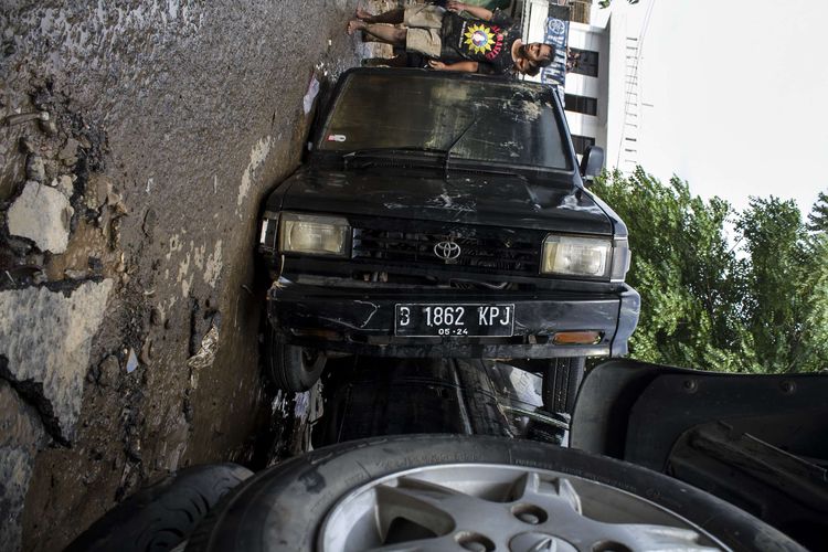 Sebuah mobil Toyota Kijang rusak berat akibat terendam banjir di kawasan Pondok Gede Permai, Jati Asih, Bekasi, Jawa Barat, Kamis(2/1/2020). Banjir di kawasan tersebut, merupakan banjir terparah di wilayah Bekasi.