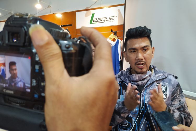 Pebasket gaya bebas (freestyle basketball) Richard Insane Latunusa saat peluncuran sepatu khas (signature shoes) League Insane. Sabtu (28/5/2022) di Jakarta.

Richard Insane Latunusa menjadi pebasket gaya bebas pertama di Indonesia yang memiliki sepatu khas.