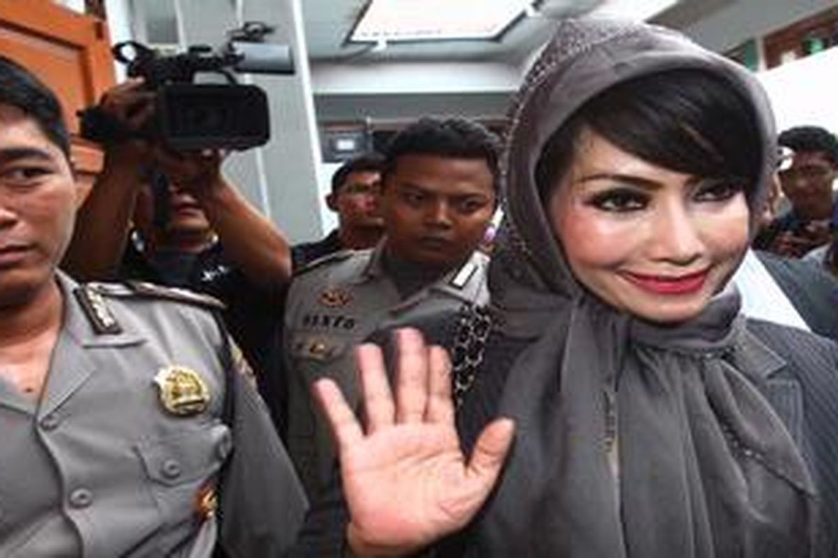 Terdakwa kasus penggelapan dan penipuan nasabah Citibank, Inong Melinda Dee hadir dalam sidang dengan agenda mendengarkan keterangan saksi di PN Jakarta Selatan, Rabu (15/2/2012). Sidang ditunda karena hakim ketua berhalangan hadir.