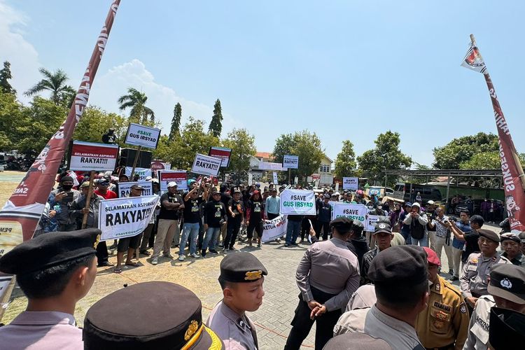 Massa dari sahabat Gus Irsyad mendatangi KPU Kabupaten Pasuruan, Rabu (25/9/2024). Mereka menuntut KPU RI mengembalikan Irsyad Yusuf sebagai caleg terpilih yang sebelumnya diganti Anisah Syakur.