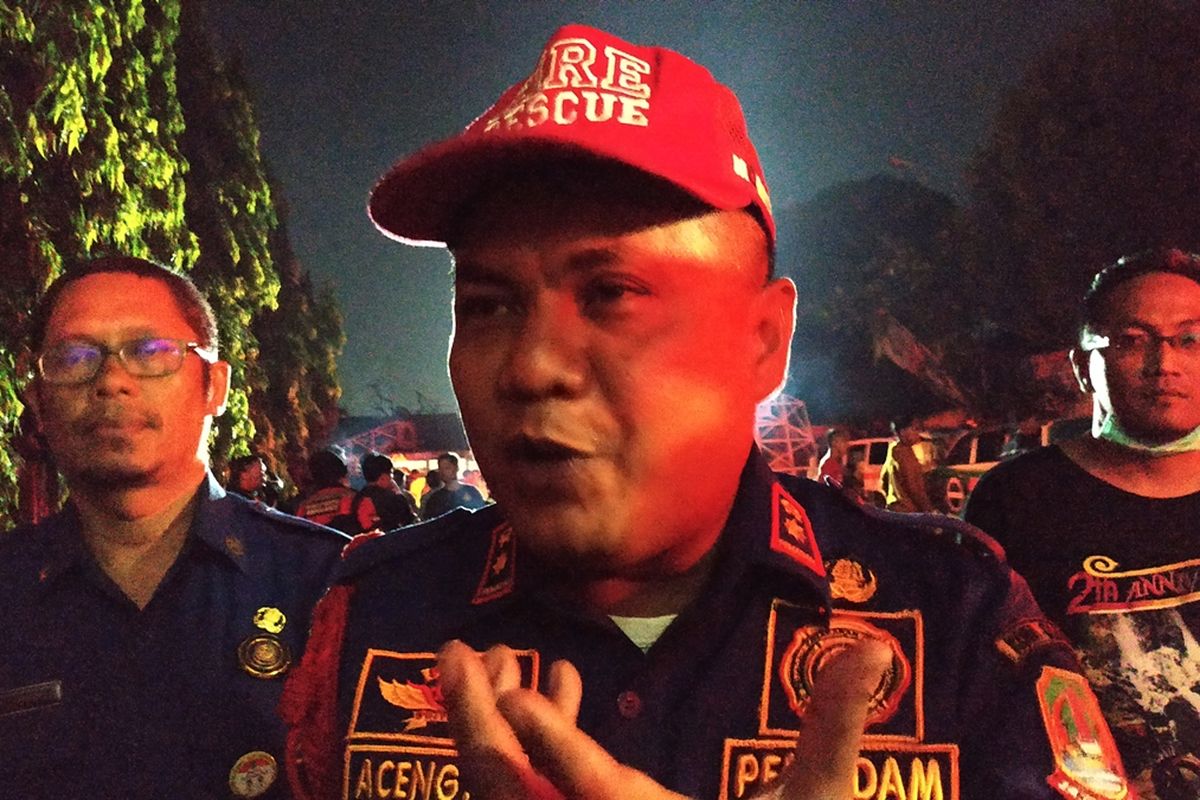 Kepala Dinas Pemadam Kebakaran Kota Bekasi, Aceng Sholahuddin di sela pemadaman kebakaran SMK Yadika 6 Pondok Gede, Senin (18/11/2019).