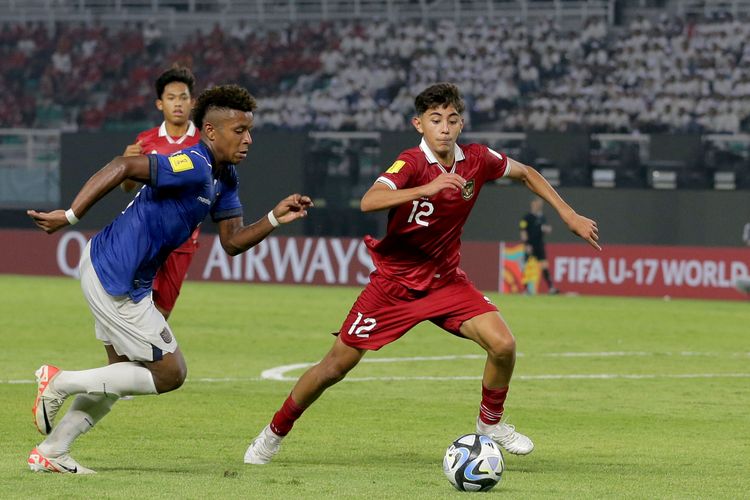 Pemain Timnas Indonesia Welber Jardim menjaga pemain Ekuador saat laga babak penyisihan Grup A Piala Dunia U17 2023 Indonesia yang berakhir dengan skor 1-1 di Stadion Gelora Bung Tomo Surabaya, Jawa Timur (10/11/2023) malam.