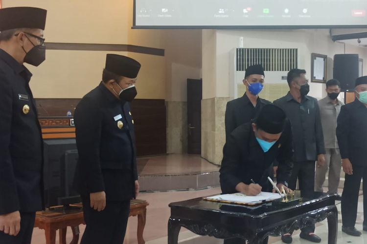 Penandatanganan Rancangan awal RPJMD Kabupaten Jember di gedung DPRD Jember Jumat (13/8/2021)