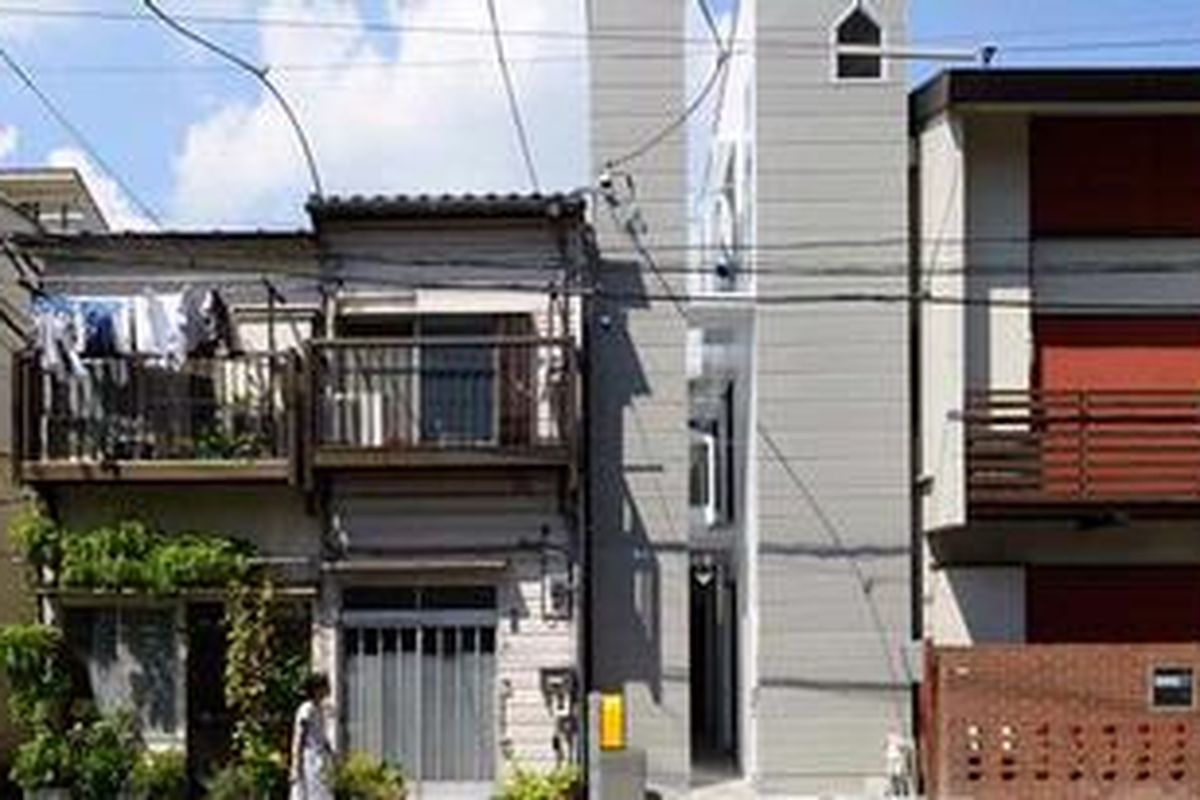 Arsitek Osamu Nishida bersama Naoko Mangyoku. Mereka mendirikan sebuah "rumah tipis" di antara dua rumah berukuran normal.