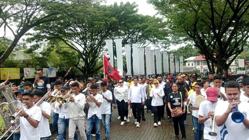 Daftar Pilkada, Bodewin-Elly Jalan Kaki Diantar Ribuan Pendukung ke Kantor KPU Ambon