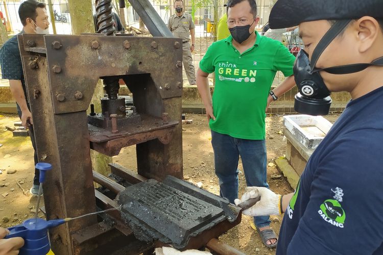 Pembuatan genteng yang terbuat dari limbah plastik di belakang Rumah Dinas Bupati Banyumas, Jawa Tengah.