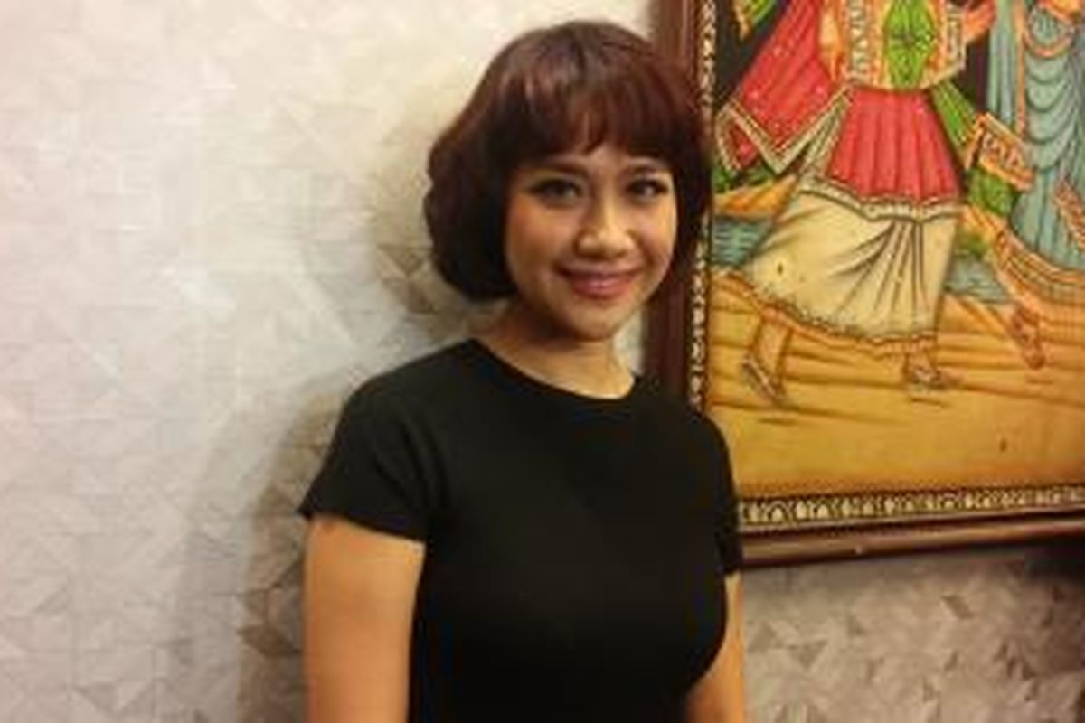 Bunga Citra Lestari diabadikan usai syukuran shooting film Jilbab Traveler di Gedung Rapi Films, Jakarta Pusat, Jumat (13/11/2015).