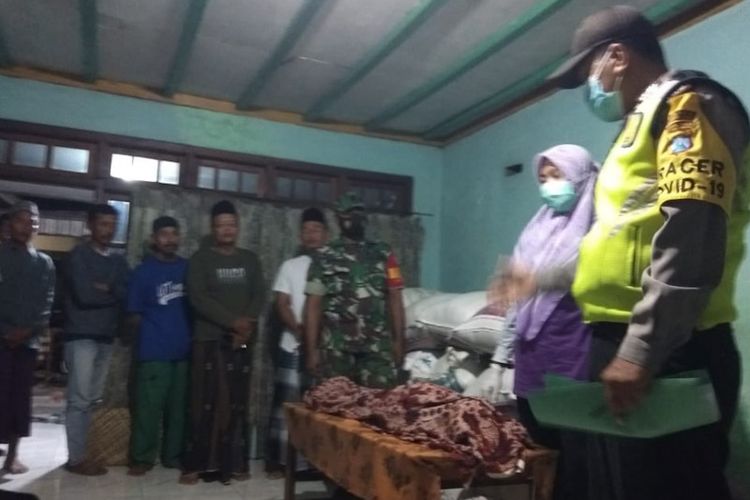 Suasana duka di salah satu rumah korban yang tewas tenggelam, Selasa (12/4/2022).