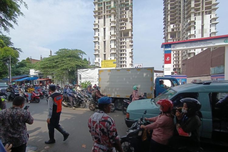 Kepadatan arus lalu lintas di Jalan Ampera Raya Nomor 133 di depan Pengadilan Negeri Jakarta Selatan saat sidang perdana kasus pembunuhan Brigadir J dengan terdakwa Ferdy Sambo, Senin (17/10/2022) pukul 09.00 WIB
