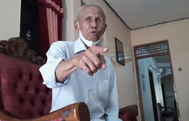 Ishak Bahar (87), eks Pasukan Batalyon Cakrabirawa yang saat ini bermukim di Kelurahan Kalikabong, Kecamatan Kalimanah, Kabupaten Purbalingga, Jawa Tengah.