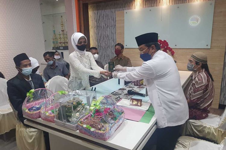 Andry dan Fadhilah menikah di Polreatabes Surabaya, Selasa (1/3/2021).