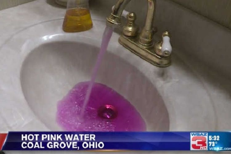 Inilah air yang keluar dari keran warga desa Coal Grove, Ohio, Amerika Serikat (AS), yang berwarna pink pada Senin kemarin (3/6/2019).